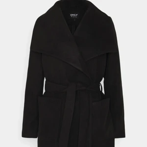 Kappa  - Tjock varm kappa för vinter, höst även våren! Använd, men inga stora skador. Skärp tillkommer ej, men man kan använda något skärp man har hemma. Ena knappen på insidan var lös då jag sydde fast den, den funkar lika bra fortfarande! Kontakta för mer🥰 