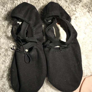 Balettskor Strl 39  - Balettskor från BLOCH, nyskick, Strl 39 i bredden C, passar utmärkt för medel-bredare fötter.