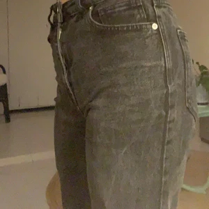 Svarta Carinwester jeans   - Svarta Carinwester jeans i storlek 34.  Använda under ca en säsong men de har mycket mer att ge! :). Lite över ankeln till mig som är 162. Det är även highwaiest och straight leg. KÖPARE STÅR FÖR FRAKTEN. Kontakta för frågor.<3