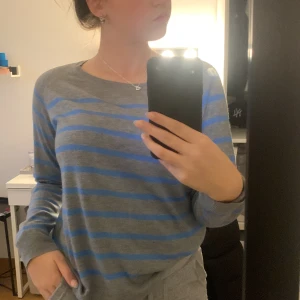 Populär zara tröja - Sååå fin och skön tröja från zara i storlek M, tröjan är använd två gånger och därför i nyskick. Möts i Stockholmsområdet men annars står köparen för frakten på 45 kr eller 66 kr beroende på om man vill ha spårbart eller ej. Skriv för frågor osv+direktpris, kram! Buda!!!