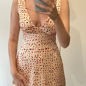 Klänning  - En såndär sötis som aldrig kommer till användning. Sitter asbra och är storlek 34! Aldrig använd förutom när jag provat den hemma, helt som ny, silke/satin aktigt tyg, finns inget att inte älska! Kan gå ner i pris om ingen är intresserad annars buda på!:) (Frakt ingår ej)