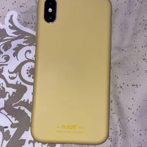 iPhone X skal - Super fint gult holdit skal! Använt varsamt endast några få gånger. 95kr inkl. frakt! Nypris 200kr💕