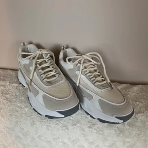 Sneakers - Jättesköna och fina sneakers, aldrig använda!!