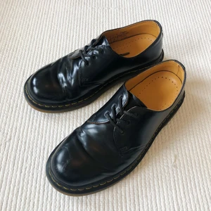 Dr. Martens 1461 - 👞 Klassiska Dr Martens modell 1461 i strl 39 👞    De har använts i ca ett halvår och är i gott skick med undantag för några veck och märken i lädret (se bild), vecken uppstår dock alltid på Dr Martens efter ett par användningar och är inget man lägger märke till när man har på sig dom. Skriv vid frågor eller för att se fler bilder! 🌟