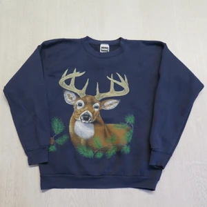 mörkblå sweatshirt - Mörkblå graphic sweatshirt med djur på strl XL. Passar bra som oversize om man har mindre strl :) 66 kr spårbar frakt.  Skicka meddelande vid frågor/fler bilder! Notera fläck vid ena axeln.  Notera att små defekter kan finnas då den inte är ny. Större brister nämns tydligt i annonsen/visas på bild. OBS! Bud är bindande!!!!!!!  