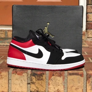 Nike Air Jordan 1 Low - Jag säljer mina jordans då de tyvärr inte längre kommer till någon användning. De är i storlek 40 men passar mig och andra med storlek 39 då de är ganska små i storleken. Köptes för 2500kr på StockX och säljs för 1200 pga det sparsamma användandet. Köparen står för frakten, annars kan jag mötas upp i centrala Stockholm💓