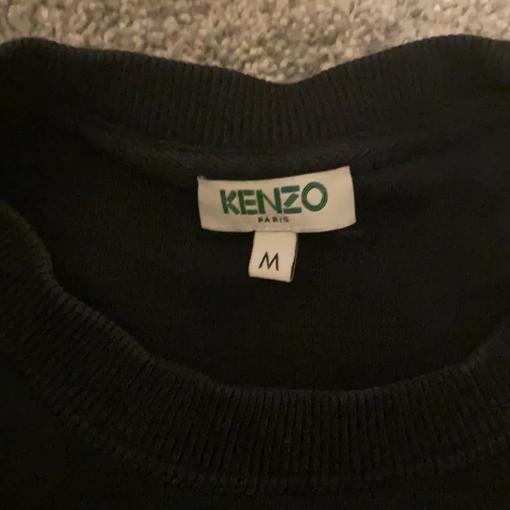 Helt svart kenzo tröja ,den här kenzo tröjan säljer jag pågrund av Inge användning, använd typ 2 gånger. Det finns inga märken eller fläckar. Nypris: 1999 kr / ni står för fraktern.. Hoodies.