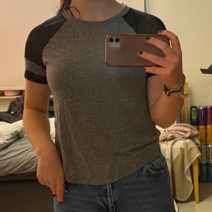 T-shirt från h&m med ”nätärmar” - Den är i väldigt fint skick! Som sagt så är det nät/transparent tyg på axlarna. Storlek S.