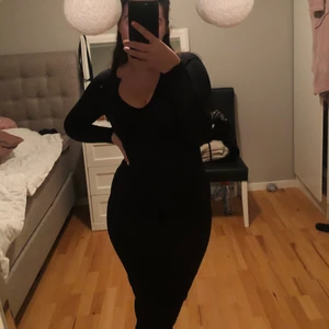 Svart klänning  - Svart lite längre ribbad klänning perfekt nu till hösten ,vintern🤍