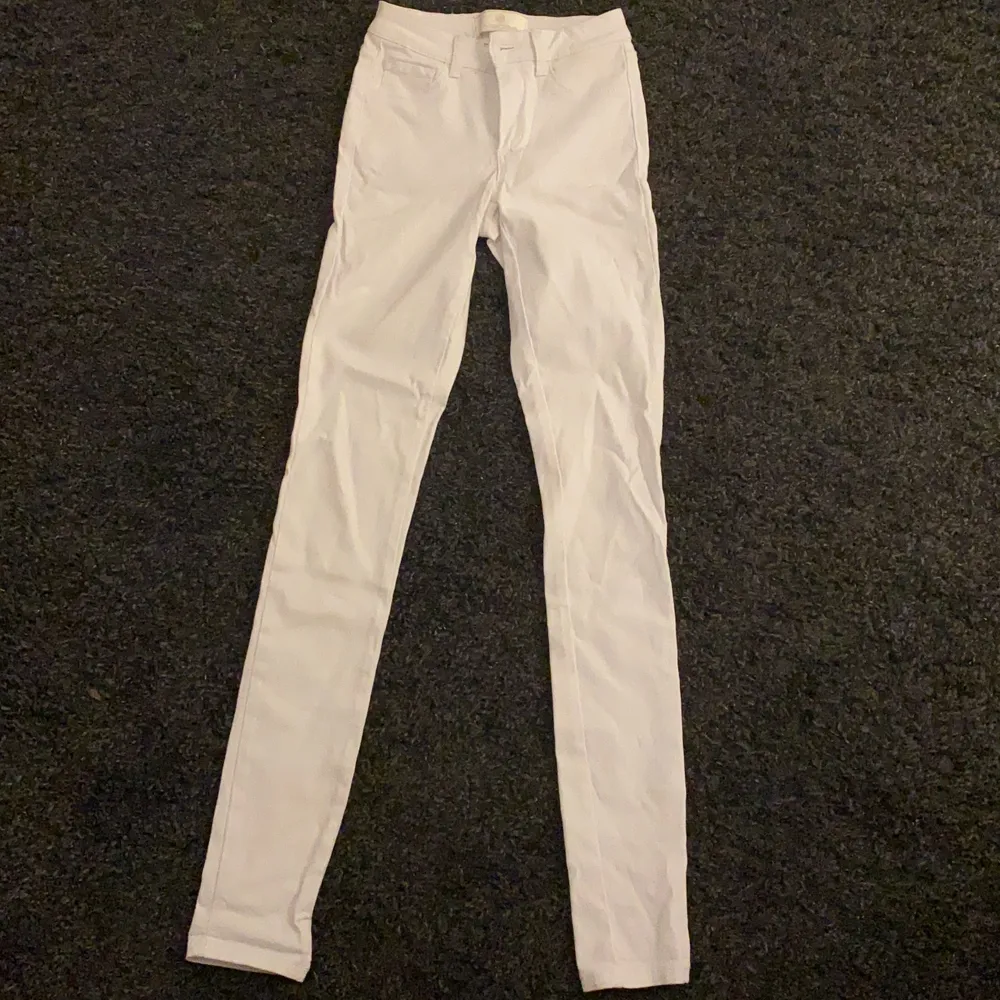 Säljer dessa vita skinny jeans i stretchigt material. Strl XS/S. Knappt använda. Kontakta mig om du är intresserad💕. Jeans & Byxor.