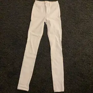 Säljer dessa vita skinny jeans i stretchigt material. Strl XS/S. Knappt använda. Kontakta mig om du är intresserad💕