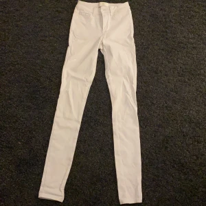 Vita jeans - Säljer dessa vita skinny jeans i stretchigt material. Strl XS/S. Knappt använda. Kontakta mig om du är intresserad💕
