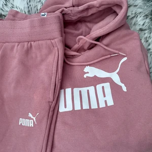 Puma mjukisset  - Skitsnyggt ljusrosa mjukis sett från puma! Använt några gånger. 💗 passar stl xs/34. 300:-