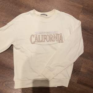 Krämvit sweatshirt som det står ”west coast california” på. Den är inte så mycket använd och i storlek s. Skulle tro att jag köpt den på Boohoo eller något liknande. Köparen står för frakt