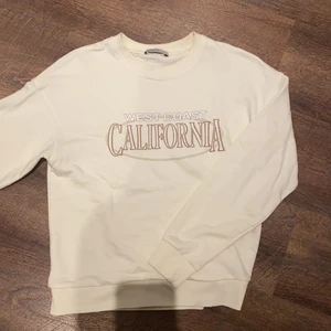Sweatshirt med tryck - Krämvit sweatshirt som det står ”west coast california” på. Den är inte så mycket använd och i storlek s. Skulle tro att jag köpt den på Boohoo eller något liknande. Köparen står för frakt