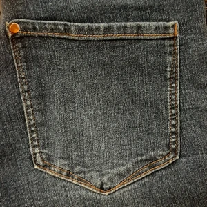 Lågmidjade jeggings i stl 36 - Nya och oanvända jeggings från H&M. De är blåa och har bara hängt i garderoben. 