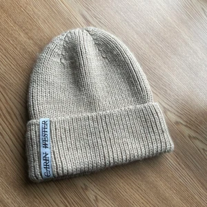 Carin wester mössa - Riktigt snygg mössa från Carin Wester. Sparsamt använd. Säljer då jag har för många🥰 pris kan diskuteras