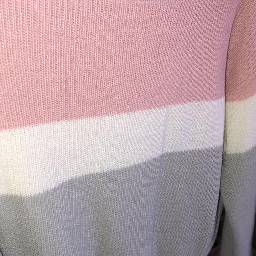 Jätte fin tröja bara tycker inte om de olika färgerna på tröjan funkar bra använt bara 1 gång går på frakt 70 kr för frakten . Tröjor & Koftor.