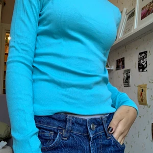 långärmad🦋 - jätte fin ljusblå lång ärmad tröja från monki. Använd men ändå i bra skick. Strechig och ribbad! Nästan turtle neck💕