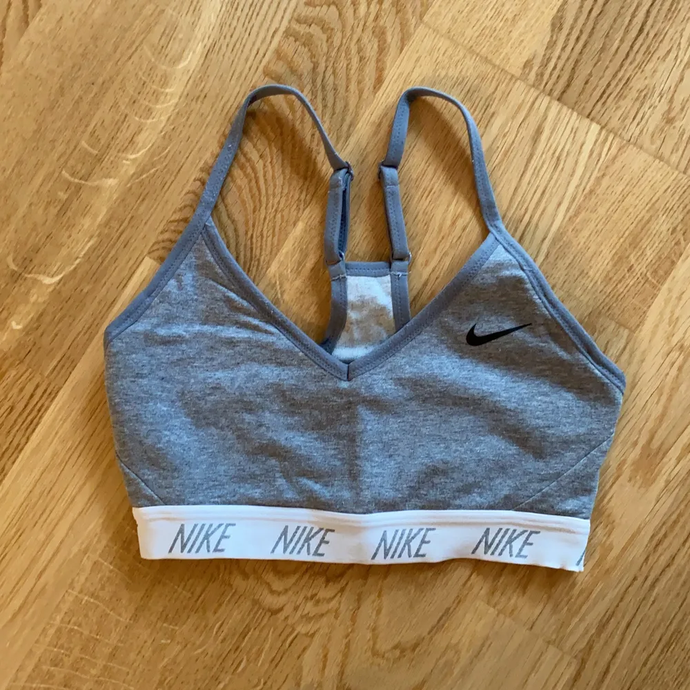 Bra skick, Nike storlek XS. Originalpris 250 men säljer för 75 kr. Övrigt.