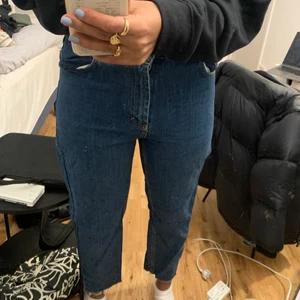 Jeans från Mango - As snygga mörkblåa jeans från Mango, som tyvärr inte kommer mycket till användning. Jätte snygga o ha både lågmidjat och ”mellan” midjat!! Köpta på Sellpy för 150 men säljer för 100, bra skick förutom att märket på baksidan har gått av lite (kolla bild 3) men är inget som brukar synas mycket när byxorna är på.