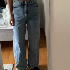 Jeans från monki som jag använt mycket men har tyvärr blivit får små. Jag är 1,60 och de passar perfekt till min längd. Inga som helst fläckar eller skador och de är i bra skick. Originalpriset var 400kr men jag säljer för 150kr sammalnagt med frakt 