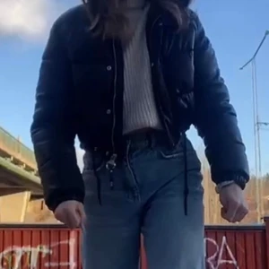 Vinterjacka - En vinterjacka i storlek XS från Bershka. Jättesnygg, kort som fångar figuren. Den har även band där man kan bestämma tajtheten i remmen längst ner på jackan, beroende på hur figurframkallande man vill att jackan ska vara. Varm och snygg på en och samma gång. Jackan har bara användts ett fåtal gånger förra vintern men på grund av online skola hann jag inte använda den jättemycket innan jag växte ur den. Därmed är jackan helt som ny och i ett jättebra skick! PRISET KAN DISKUTERAS!