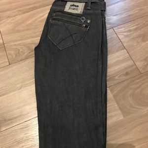 Jeans - Jeans från Gina Tricot i strl 24. Använda några gånger men i fint skick. Köparen står för eventuell frakt. 