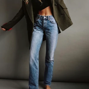 Mid rise jeans zara - Säljer mina sjukt snygga och populära jeans från zara. Slutsålda på hemsidan. Säljer då jag inte få användning av dem. Är vanligtvis en 38 men valde 40 för att få de mer lågmidjade och att de sitter mer ”oversize”. 250 eller buda. Köparen står för frakt
