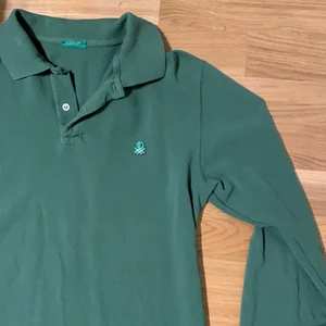 grön långärmad tröja med krage - Farfarströja, den är klar grön även om det inte syns på bild, köpt på secondhand, lapp säger united colors of benetton, fint skick!