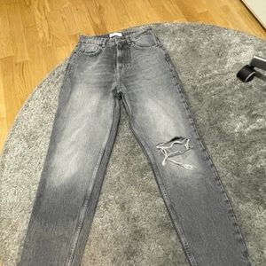 GRÅA RAKA JEANS ST 34 - Jeansen är från zara i st 34, använda en gång och vissade dig vara för små för mig. De har en snygg urtvättad grå färg, ser ut som vintage jeans på. Orginalpris:359kr mitt pris:200kr