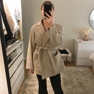 Kort kappa - Snygg beige kort kappa från zara i storlek S
