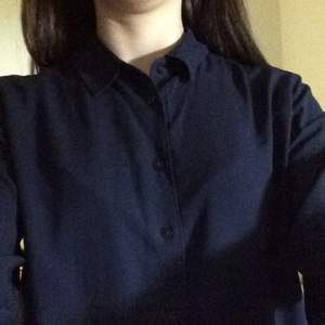 A very nice and simple blue shirt from uniqlo. You can wear it in many occasions. It’s dark blue and matches with many colors. Very good condition. L but fits like S and M  