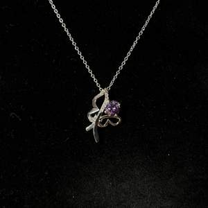 Halsband i silver med cubic zirkonia fjäril med lila sten💜 Fri frakt✨