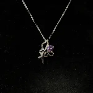 Halsband i silver med cubic zirkonia fjäril med lila sten💜 Fri frakt✨