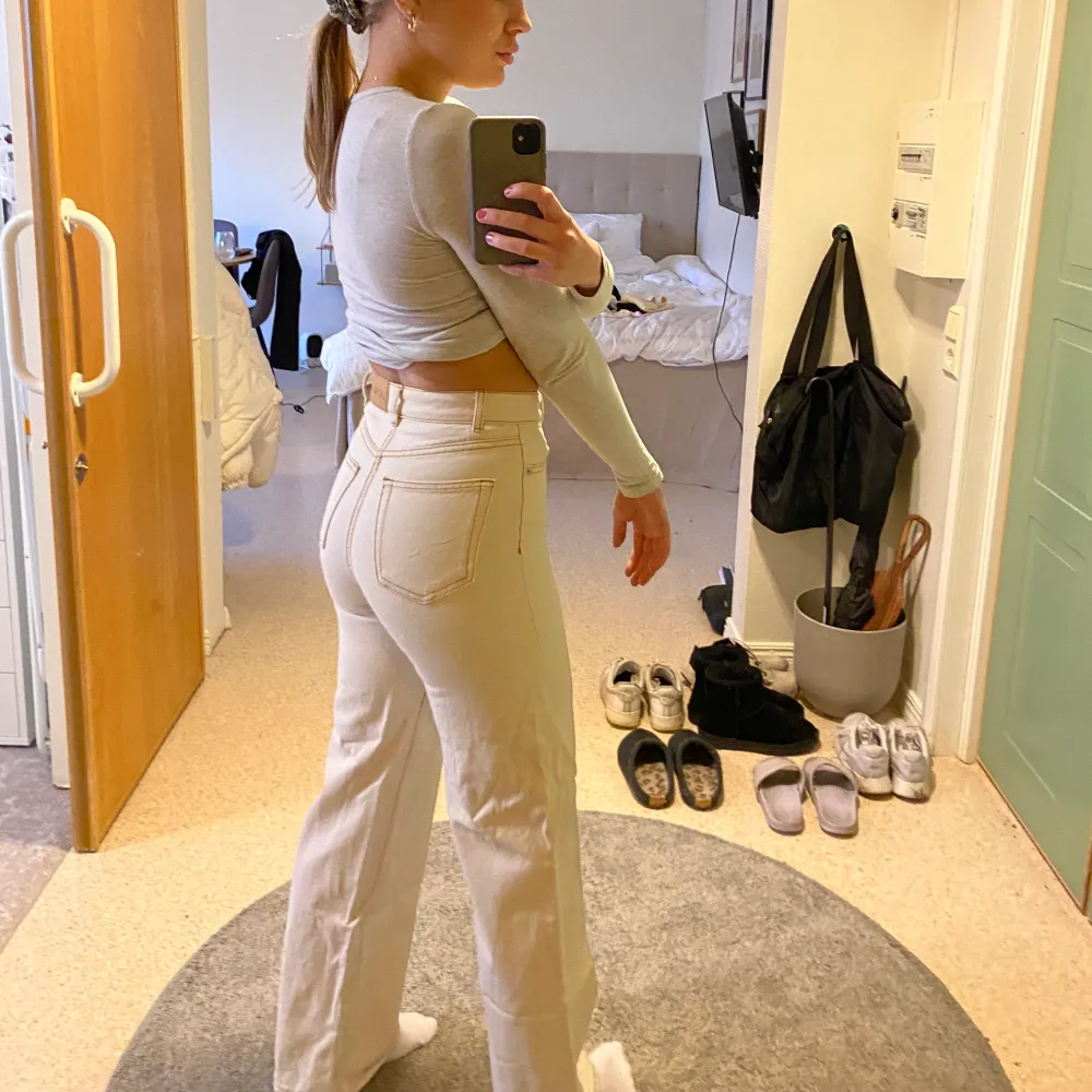 Off-White jeans från monki i modellen Yoko. Knappt använda, som nya. Säljer för att de är för små för mig. Skit snygga och trendiga. Jag är 163cm lång och de går till fötterna på mig. Stl 24 som motsvarar xxs/xs.. Jeans & Byxor.