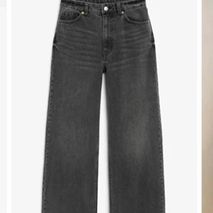 Monki jeans, Yoko - Säljer då de inte kommer till användning längre och börjar bli för korta på mig som är 165. Knappt använda så inte så slitna. Strl 24/xs. Nypris 400kr. Kp för mer😊