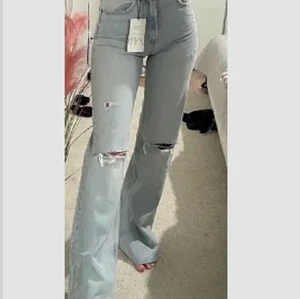 90s full length - LÅNAD BILD, lånat bilden för dem är för små på mig, dem är långa i benen och man kan klippa om de är för långa. säljer dem trendiga jeansen som är helt slutsålda på zara det är st36 men passar en 38 också 