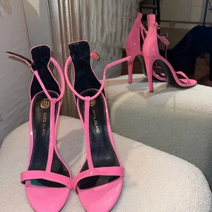 Rosa klackar  - Fina chock rosa klackar, lite slitage på klacken