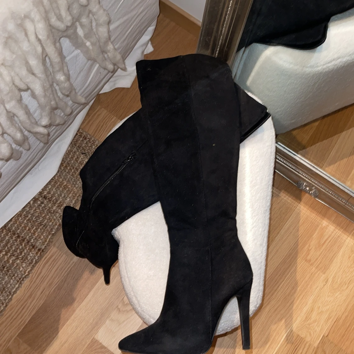 Knähöga stövlar i mocka  - 90