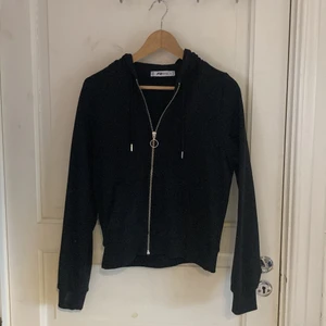 Cropped hoodie - Köpt på new yorker för ett tag sedan, aldrig använd efter det