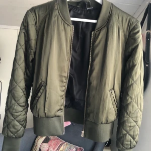 Bomberjacka  - Cool bomberjacka som är för liten för mig. Är i storlek 38 men skulle säga att den bättre passar en 34/36. Väldigt fint skick