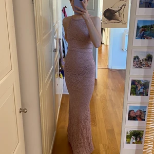 Nelly långklänning strl 36 - Somrig, ljusrosa långklänning som passar perfekt till en bal eller liknande. Endast använd en gång under min egen bal så den är nästan som ny!