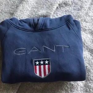 Gant hoodie blå stl: xs säljer på grund av att den är för lite. Använd lite 