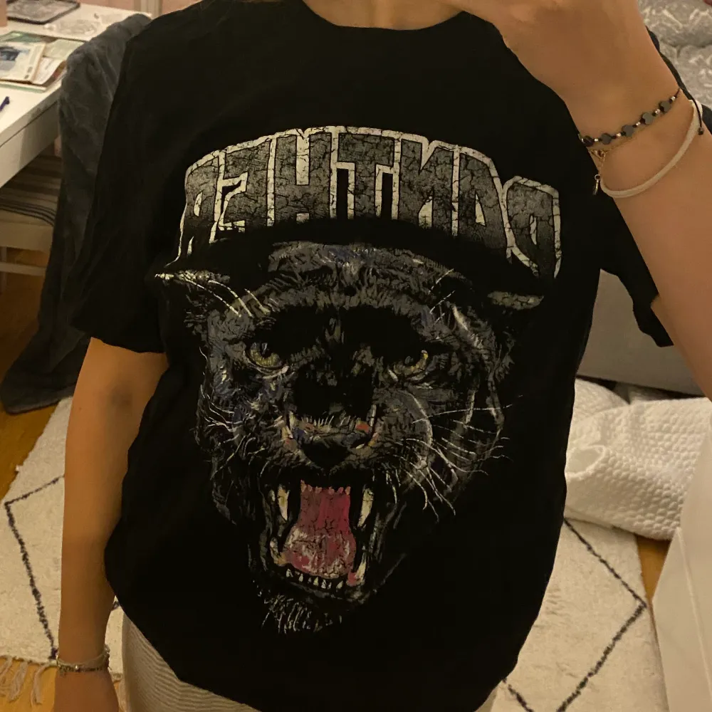 Superfin tshirt från Nelly💞 Kommer inte till användning längre tyvärr! Väldigt fint skick💜💜 Kan sänka pris vid snabbt köp🥰. T-shirts.