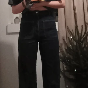 Coola jeans - Jättesnygga mörk blå jeans med coola fickor från nakd. Storlek xs, säljer då de blivit lite för korta (jag är 167cm). 