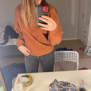 Ribbad tröja - säljer denna ribbade bruna tröja ifrån H&M i storlek S då den tyvärr inte kommer till användning. Köparen står för frakten💕💕