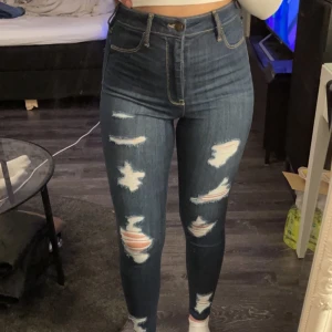 Jeans - Säljer dessa Hollister jeans eftersom dom inte kommer till användning. Bara testade, är som nya. Dom är stretchiga i materialet och är högmidjade.💙