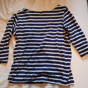 Randig tröja  - Randig tröja ifrån lager 175 st xs/s. I mycket väl skick säljer för jag rensar ut garderoben. Skriv vid intresse💞