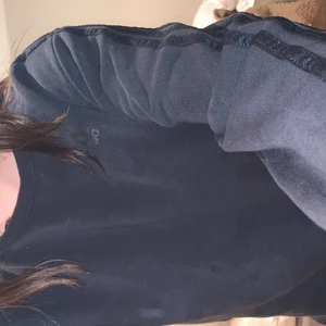 Svart adidas sweatshirt  - Svart cool adidas sweatshirt. Står ingen storlek men skulle säga att den passar S/M